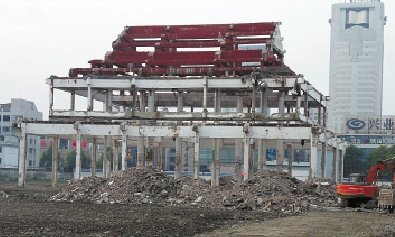 浙江绍兴千年古寺被拆成骨架 开发商称进行整修