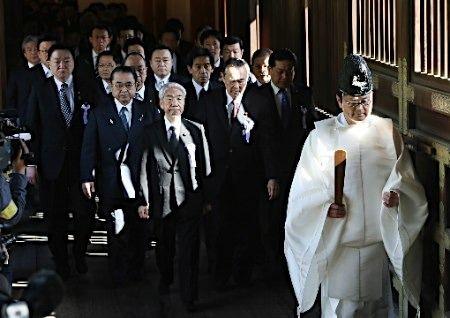 日媒：百余日本国会议员集体参拜靖国神社(图)