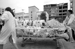母亲地震中去世 小护士含泪告别返回医院救伤员