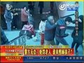 视频：网友街拍乞讨儿童 遭“瞎子”老人殴打