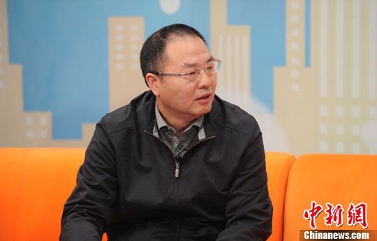 图说：中国社会科学院人口与劳动经济研究所副所长张车伟19日作客中新网《新闻大家谈》，围绕“单独二胎”政策如何落地，以及如何与之前生育政策稳妥衔接等问题，与网友在线交流。中新网记者 张越 摄