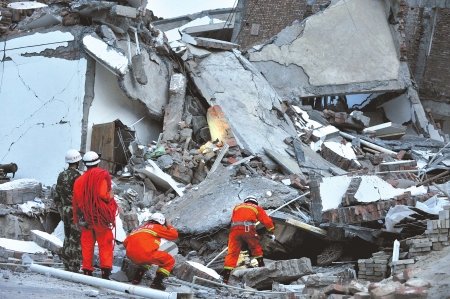 四川汉源山体滑坡一村庄被埋 现场像汶川地震(图)