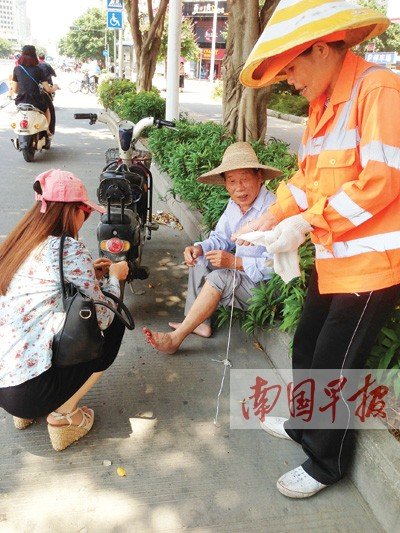 老人骑车擦伤血流不止女学生买药环卫工包扎_新