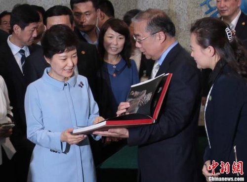 On June 30, korea president Piao Jinhui heads for museum of imperial tomb of visiting Qin Shi's emperor. Regard the first place on Korea history as female president, piao Jinhui arrives at Xi'an at 29 days, begin the visit Xi'an journey of 1 night 2 days, this also is Korea president visits Xi'an first. Zhang Yuan is photographed