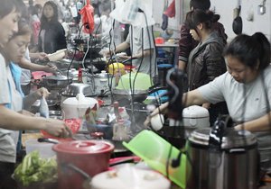 Fabrika e këpucëve Quanzhou ndërtuar mijëra metra katrorë e kuzhinës 600 punëtorë gatim kolektiv