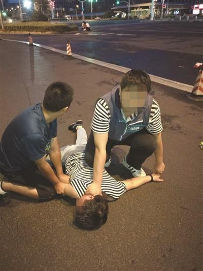 毒贩安排同伙当门卫 自己躲工厂监控室遥控被抓