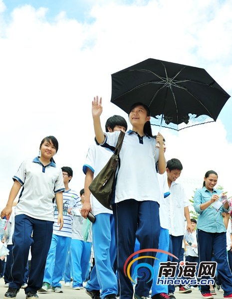 组图:高考第二天,考生自信走出考场