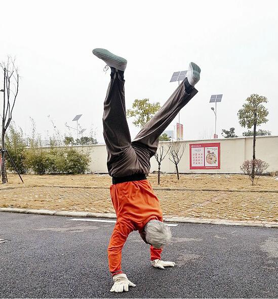 七旬老人每天倒立行走100多米 被称“体操爹爹”-社会动态-新闻中心