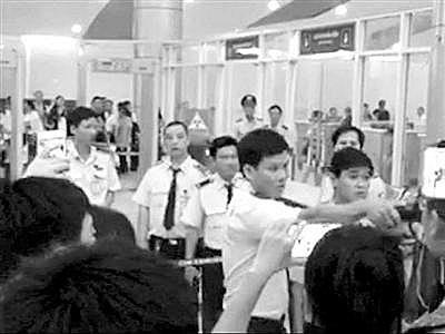 越南机场承认肘击中国游客背部 只因不给小费