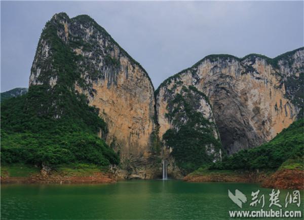 网媒采风团走进清江蝴蝶崖景区的“绝美画卷”