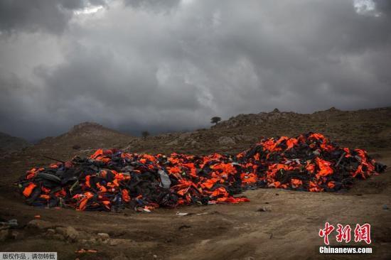 希腊岛屿附近一难民船倾覆 已致24人溺亡