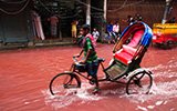 孟加拉国达卡 暴雨过后街头“血流成河”