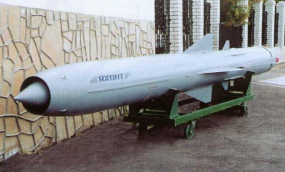 军事专家认为,这可能是一型全新的巡航导弹,或者是在П-800"缟玛瑙"