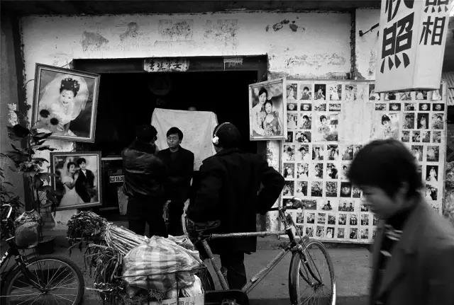 2003年1月31日,河南省伊川县。一位男青年正在乡村照相馆照相。 2003年1月31日,河南省伊川县。一位男青年正在乡村照相馆照相。