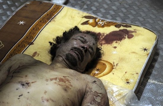 卡扎菲遗体被放在肉铺冷库内 利民众排队观看