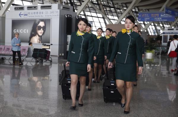 大陆首批24名台湾籍空姐空少亮相 执飞多条航线