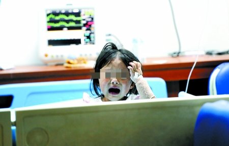 昨日，重医附属儿童医院，小岚在重症监护室的病床上痛哭。 本组图片由记者 吴珊 摄