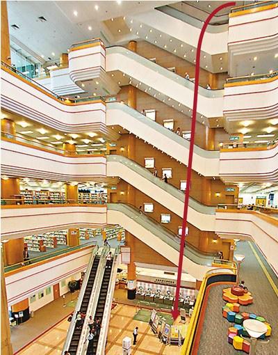 六旬男子香港中央图书馆跳楼 坠落大堂丧命