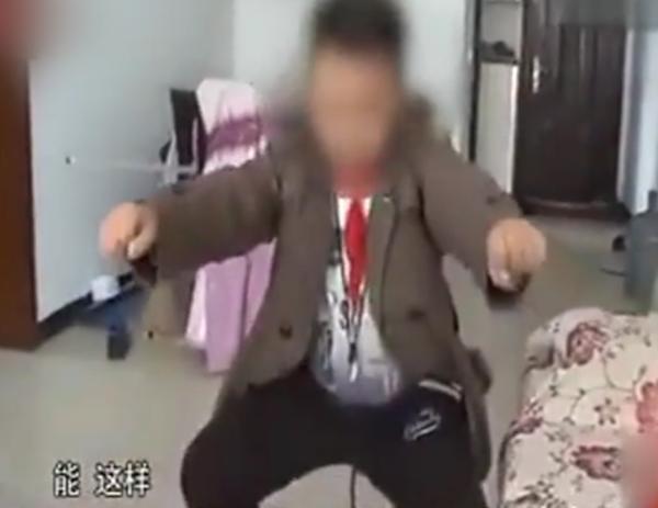 老师 体罚学生打断 两根 扫把  只因作业完成不好