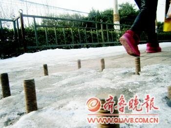 济南一人行道杵10个钢筋橛子致多名路人受伤