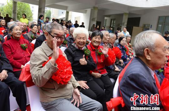 河南90对老人集体庆祝金婚 最长婚龄75年(图) - 耄耋顽童 - 耄耋顽童博客 欢迎光临指导 河南90对老人集体庆祝金婚 最长婚龄75年(图)