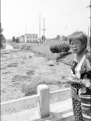 河里长满浮萍漂着垃圾,村民有时不得已用河水应急