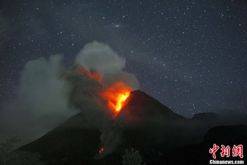 印尼火山最大规模喷发 当局扩大疏散居民(图)