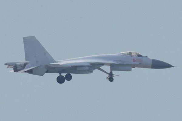 美媒称歼-15试水&ldquo;弹射起飞&rdquo;：电磁弹射器或在建