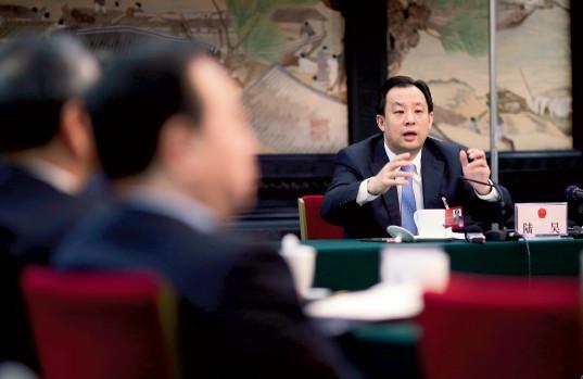 全国两会期间，黑龙江省省长陆昊在黑龙江团组开放日称龙煤集团没有少发一个月工资。这一因领导掌握信息不准确而导致的失实表态，激化了龙煤欠薪矛盾。