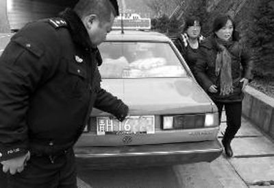 僵持了一会,驾驶人才打开了后备箱宝天交警供图