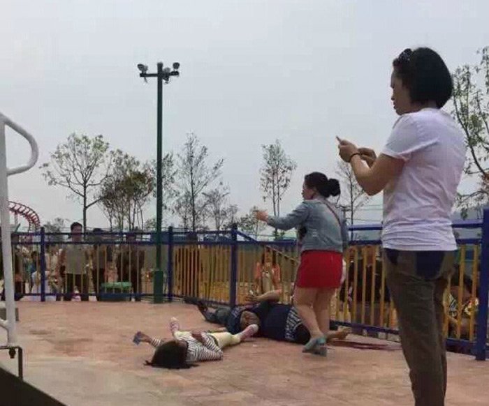 温州一公园游乐场发生意外事故 2人死亡