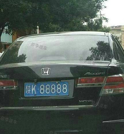 车辆为一辆猎豹汽车,然而有网友发现,悬挂该车牌的车辆不只是一辆