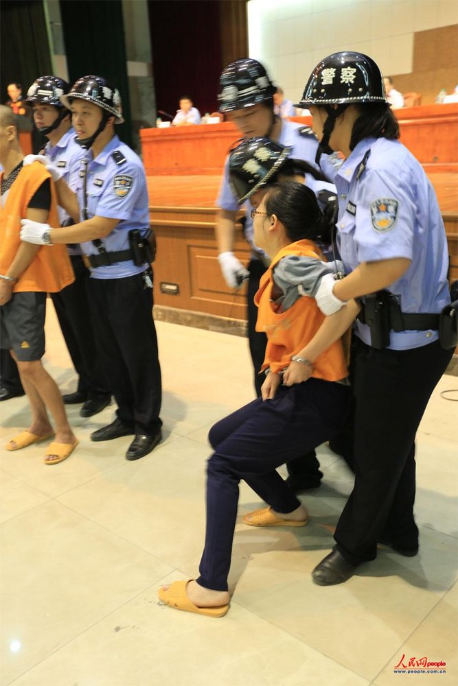广西一女子贩毒被判重刑听判后瘫倒痛哭组图