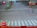 视频：实拍汽车男子闯红灯被撞飞昏迷不醒