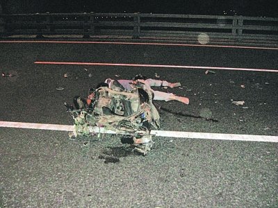 警方从事故现场搜集的大量散件.