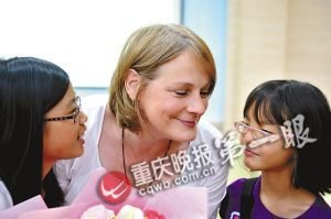 美国单身女教师患重病19年收养两名中国弃婴