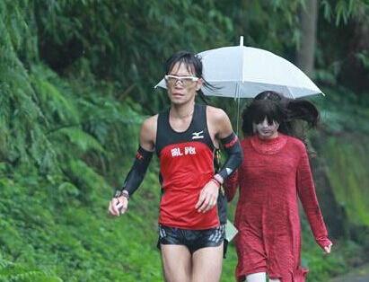 俱乐部!小伙跑马拉松身后跟“红衣女鬼” 吓得狂奔
