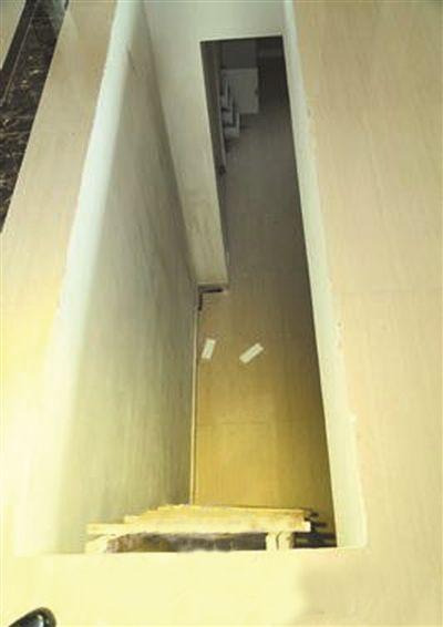 李老汉跌进了这个地下室。
