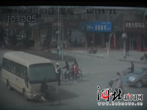 网贴曝河北邢台县长专车闯红灯撞残中学生