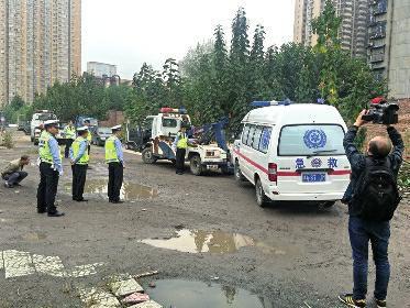 医院旁边废弃场地 现山寨救护车