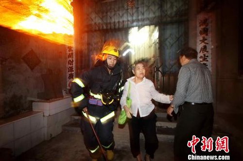 福建福州一木屋区突发大火 300余人被疏散