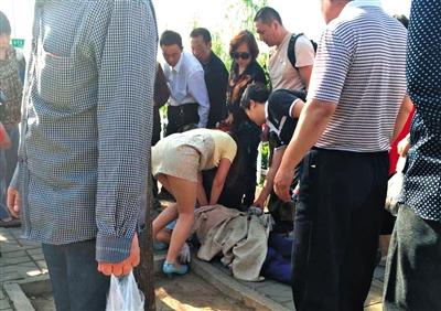 公交司机休克前踩刹车拯救全车人 抢救无效身亡