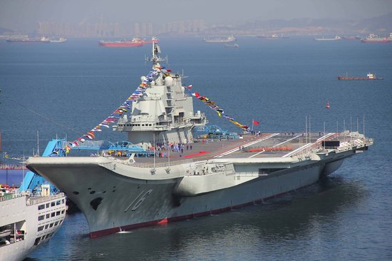 中国首艘航母平台升起国旗 不日将出港入役(图)