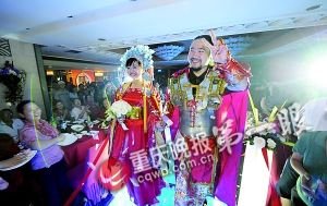 新娘手制铠甲为新郎扮将军 喻意职场不败(图)