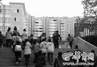小学生进校要被强制搜身 校长称是为监督(图)