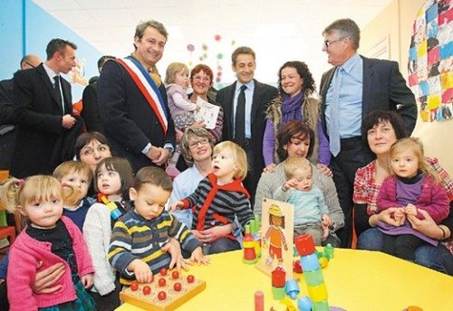 萨科齐遭批 因视察幼儿园孩子排队喊“万岁”