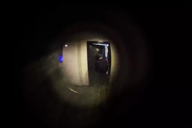 某酒店内,一小姐上门提供服务。摄影/射小箭 某酒店内,一小姐上门提供服务。摄影/射小箭