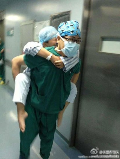 图文:华西医院麻醉师把病人背起送回病房