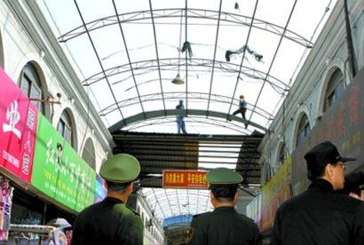 上海一贸易城拆违8700平方米 15名阻挠者被拘