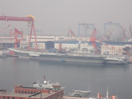 中国首艘航母平台升起国旗 不日将出港入役(图)